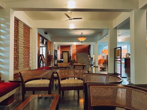 Lobby sitting area - Olde Bangalore Resort and Wellness Center (Bengaluru)