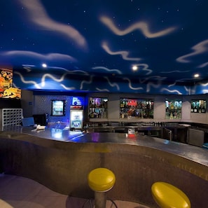 2 bars/lounges - Hotel Savera (Chennai)