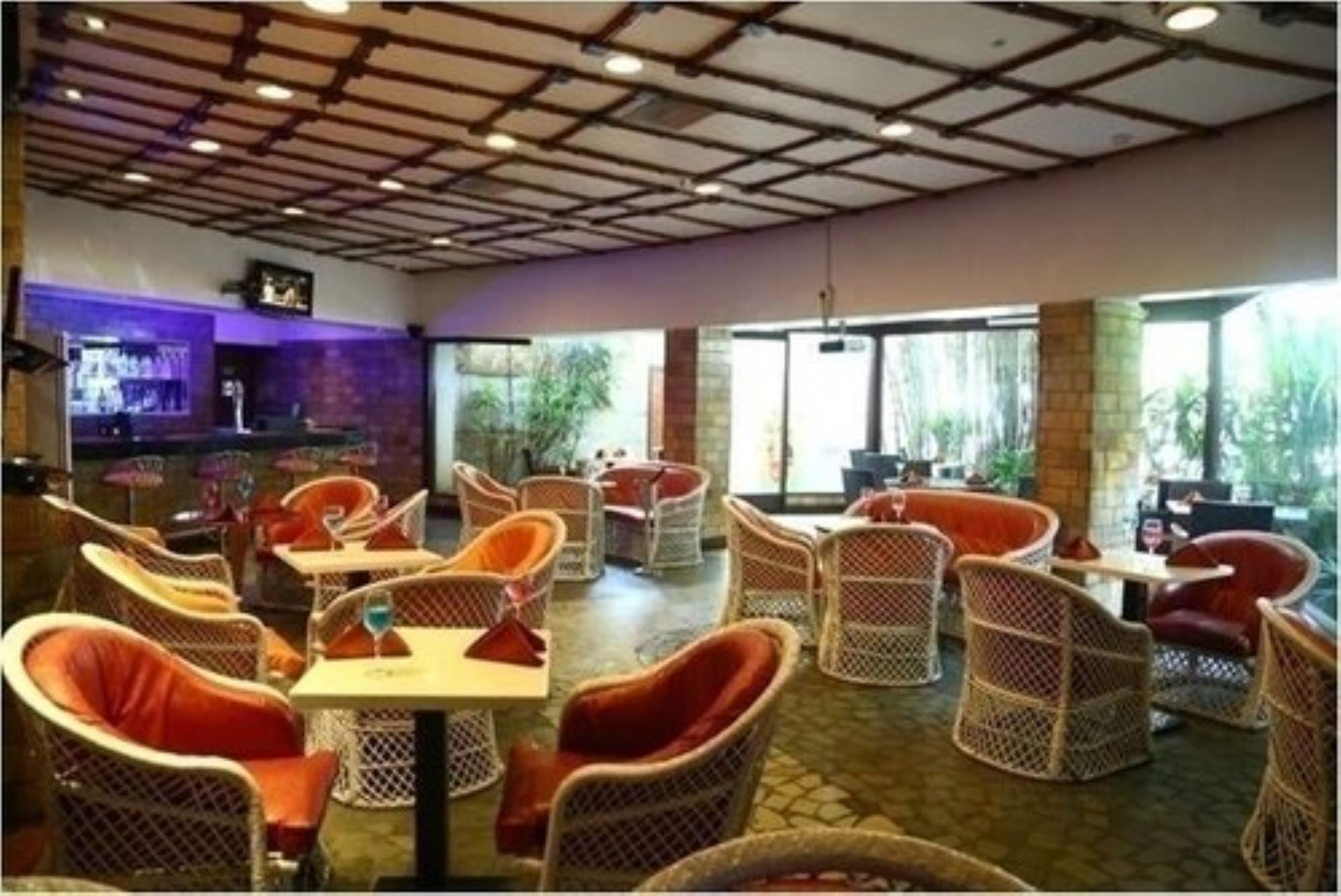 2 bars/lounges