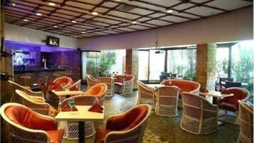 2 bars/lounges