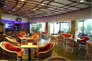 2 bars/lounges - Hotel Savera (Chennai)