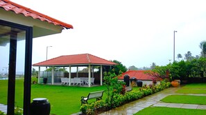 Arabian Sea view Suite on the Beach | Utsikt mot trädgården