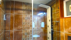 Kamer | Badkamer | Een douche, een regendouche, gratis toiletartikelen, een haardroger