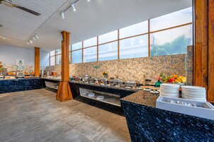 Café da manhã inglês todos os dias mediante uma taxa