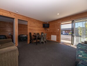 Living area - Buller Bridge Motel (Westport)