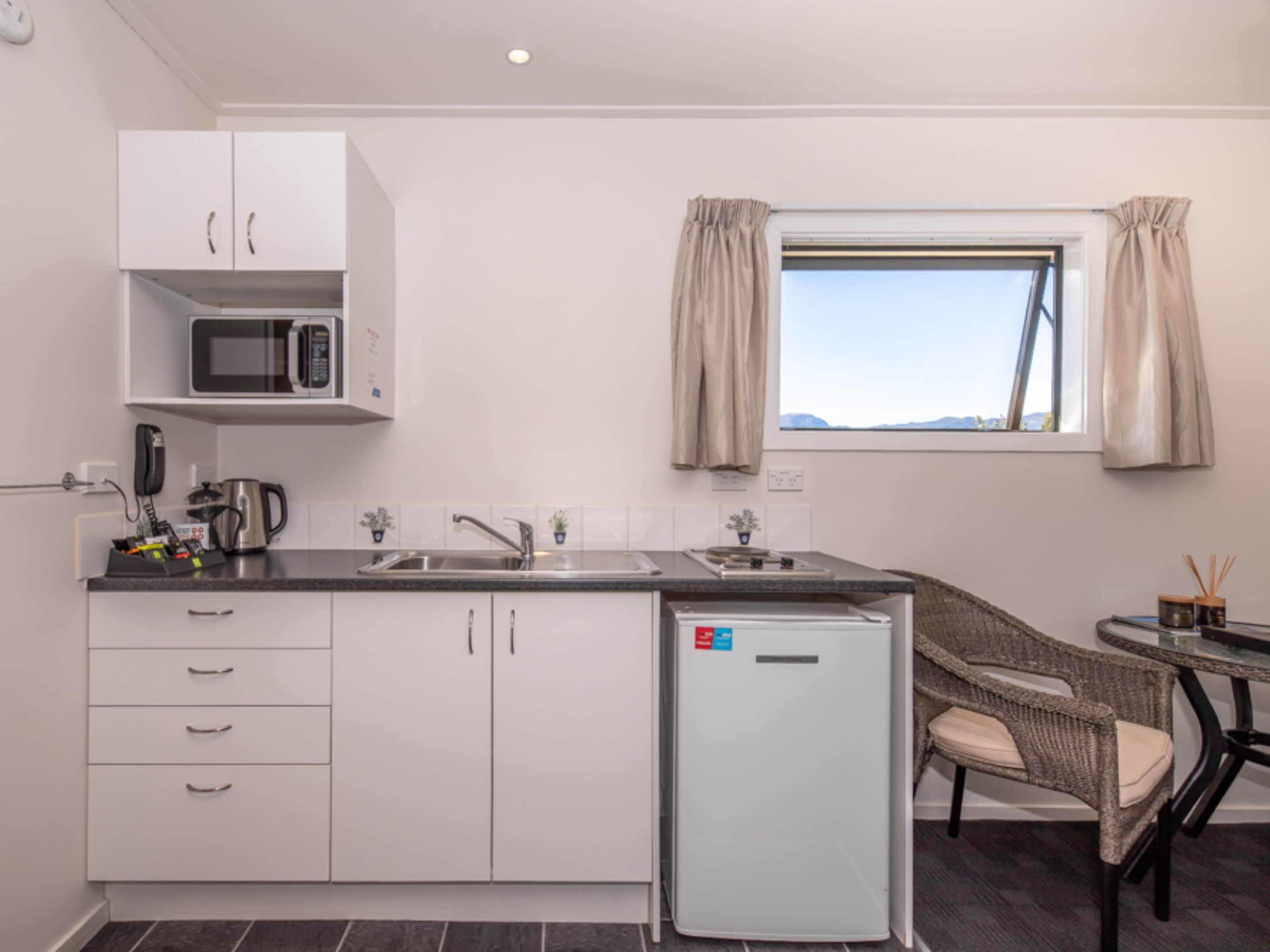 Estudio (Gold) | Cocina privada | Microondas, parrilla de estufa, tetera eléctrica y tostadora 