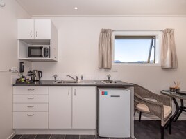 Estudio (Gold) | Cocina privada | Microondas, placa de cocina, hervidor eléctrico y tostadora