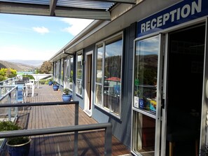A reception area with a view of the landscape. - Central Gateway Motel (Cromwell)