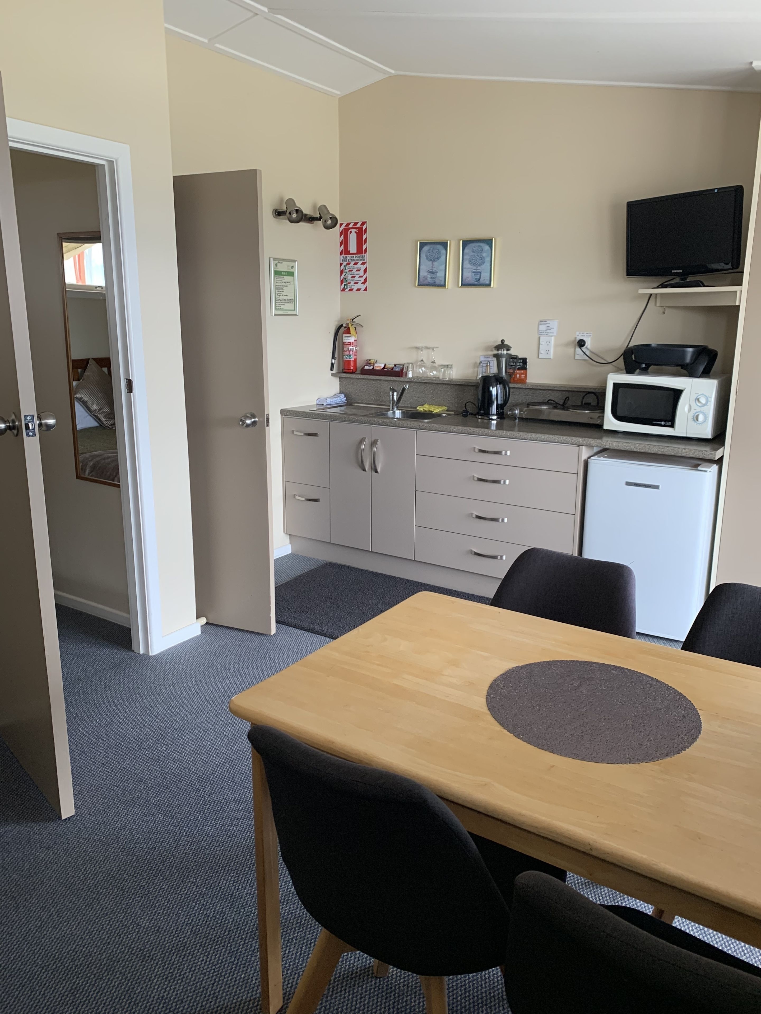 One Bedroom Studio - Lakeview | Private kitchen
