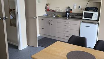 One Bedroom Studio - Lakeview | Private kitchen