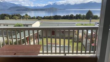 Deluxe Studio King Twin - Lakeview | Balcony view