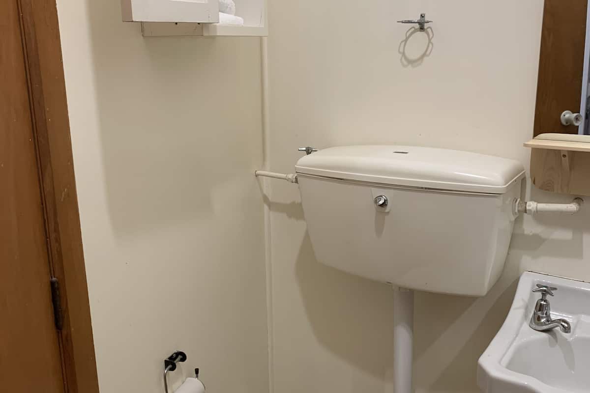 Top Units 401-411 | Bathroom | Free toiletries, hair dryer, towels