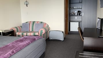 Deluxe Studio, 1 King Bed, Lake View