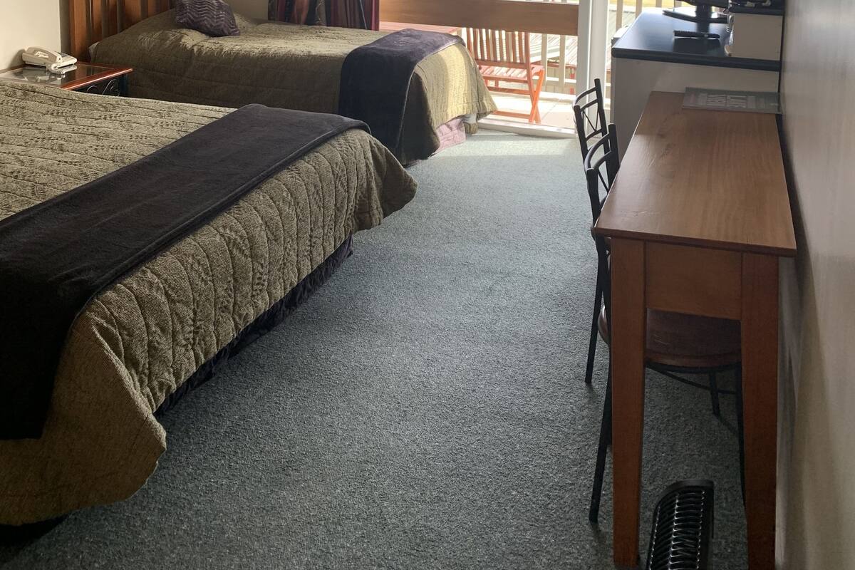 Deluxe Studio King Twin - Lakeview | 1 bedroom, desk, soundproofing, iron/ironing board (on request)