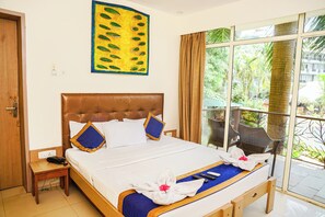 Luxury Room | Desk, soundproofing, rollaway beds, free WiFi - Sharanam Green Resort (Calangute)