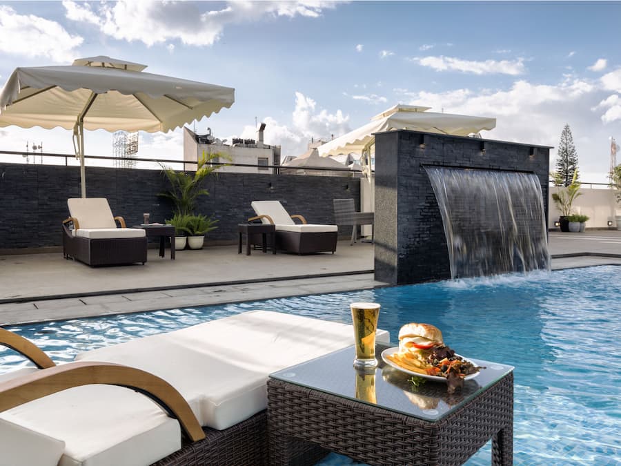 Una piscina al aire libre