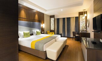 ミニバー、セーフティボックス (室内)、デスク  、遮光カーテン