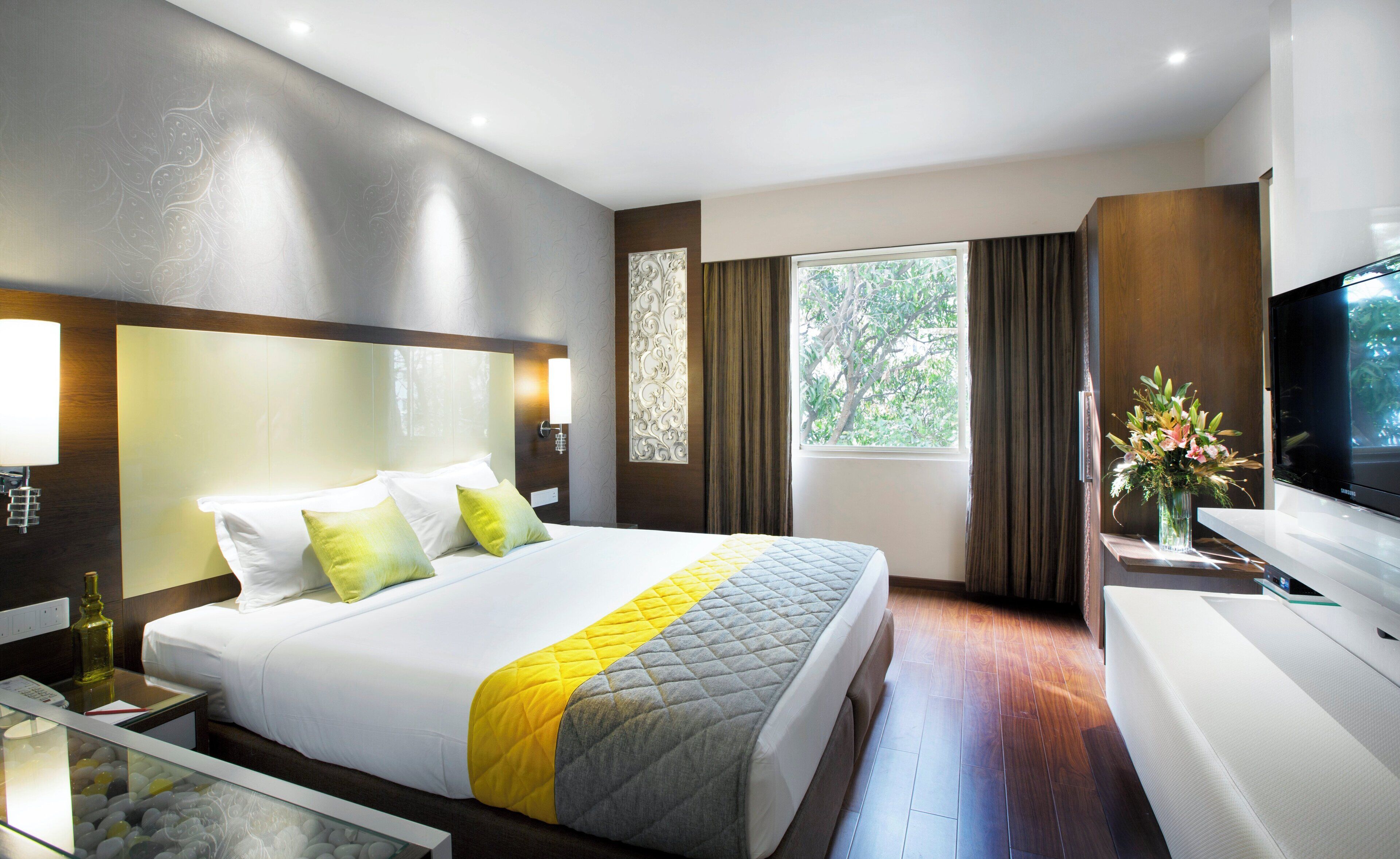 Kamar | Minibar, brankas, meja kerja, dan tirai kedap cahaya