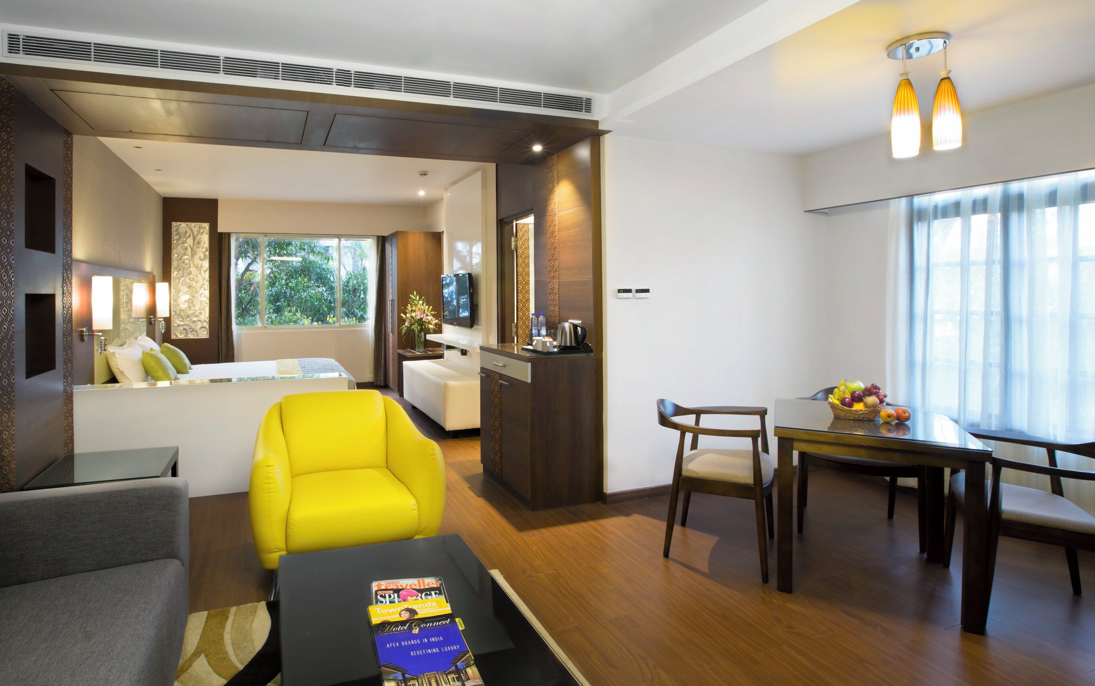 Minibar, brankas, meja kerja, dan tirai kedap cahaya