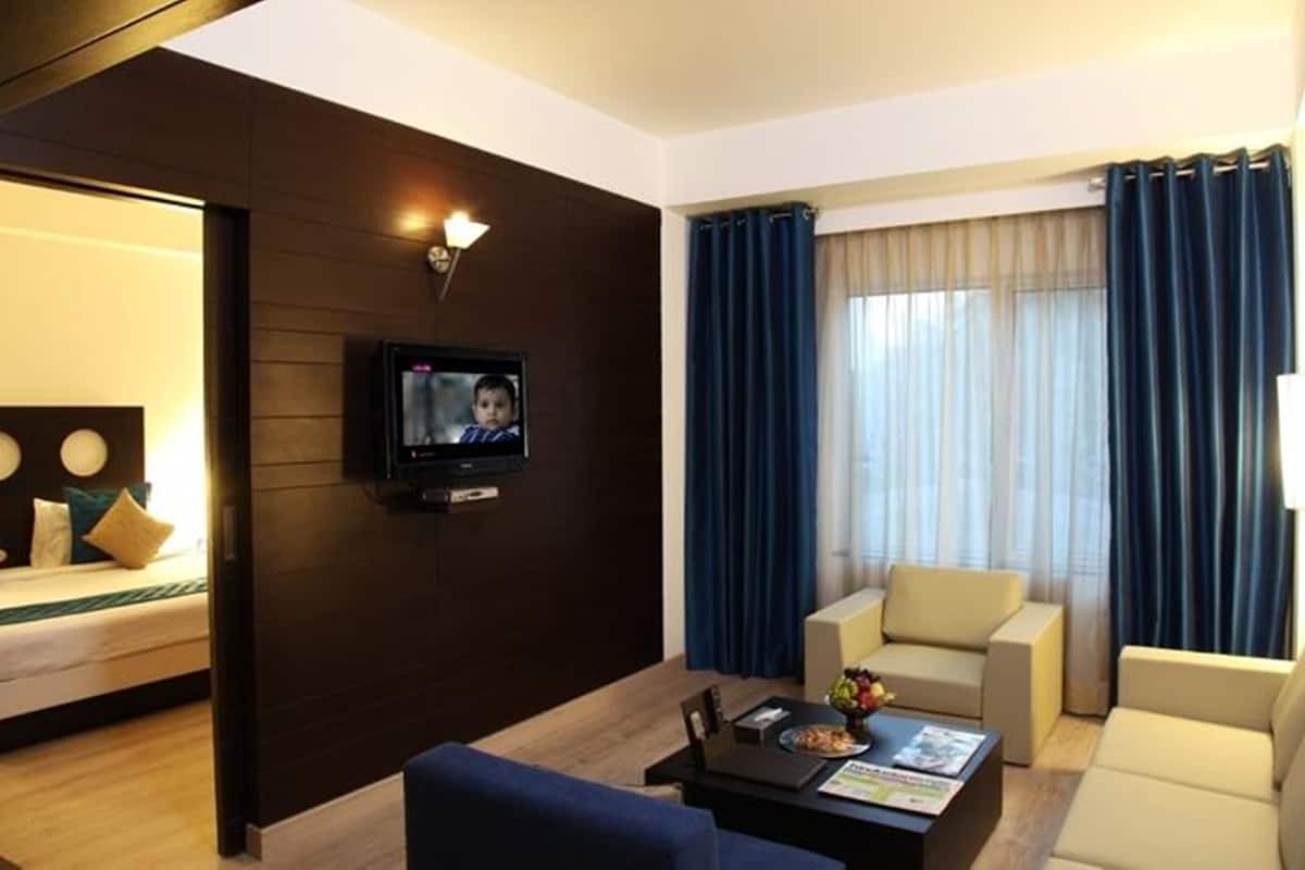 Club Room, 1 Double Bed | Premium bedding, minibar, in-room safe, individually decorated