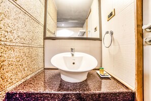Deluxe kamer | Badkamer | Een douche, een regendouche, gratis toiletartikelen, pantoffels