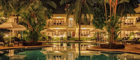 Outdoor pool, sun loungers