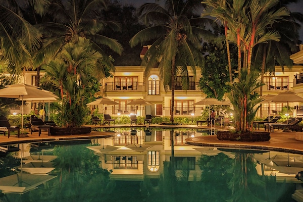 Hồ bơi ngoài trời