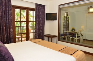Suite | Premium bedding, memory foam beds, minibar, in-room safe - Sonesta Inn (Candolim)