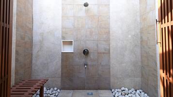 Villa, 1 très grand lit, côté jardin | Salle de bain | Articles de toilette gratuits, peignoirs, chaussons, serviettes fournies