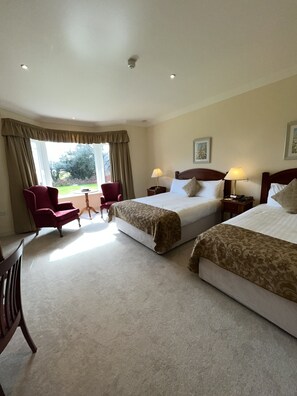 Premium bedding, in-room safe, blackout drapes, iron/ironing board - Loch Lein Country House (Killarney)