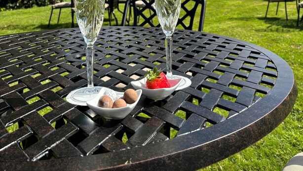 A round table with two glasses of champagne and a plate of snacks. - Loch Lein Country House (Killarney)