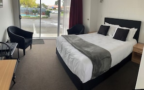 Premium bedding, pillow-top beds, in-room safe, individually decorated - Kapiti Gateway Motel (Waikanae)