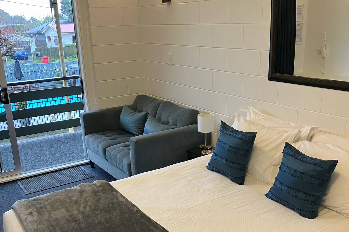 Studio, 1 queensize-seng | Sengetøy av topp kvalitet, senger med overmadrass og safe på rommet
