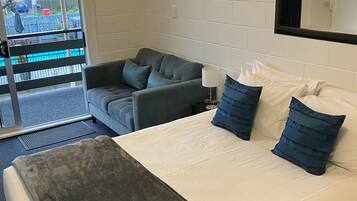 Studio, 1 queensize bed | Luxe beddengoed, pillowtop-bedden, een kluis op de kamer