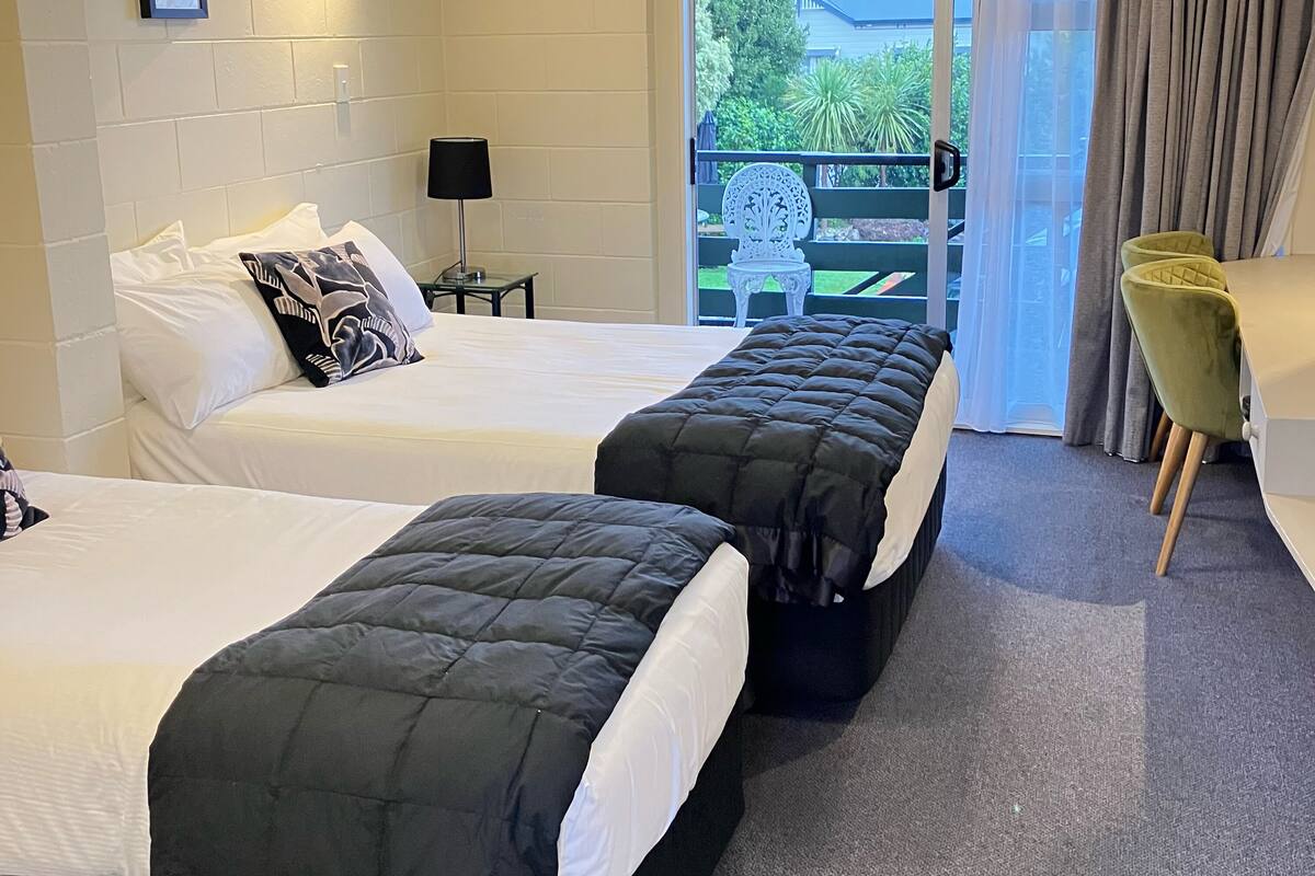 Studio, flere senger | Sengetøy av topp kvalitet, senger med overmadrass og safe på rommet