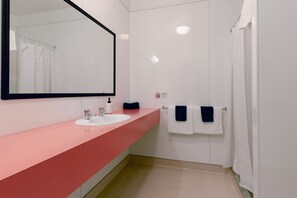Dusche, kostenlose Toilettenartikel, Haartrockner, Handtücher