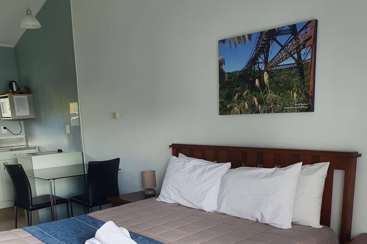Premium studio, 1 kingsize bed (Prepaid) | Een strijkplank/strijkijzer, gratis wifi, beddengoed
