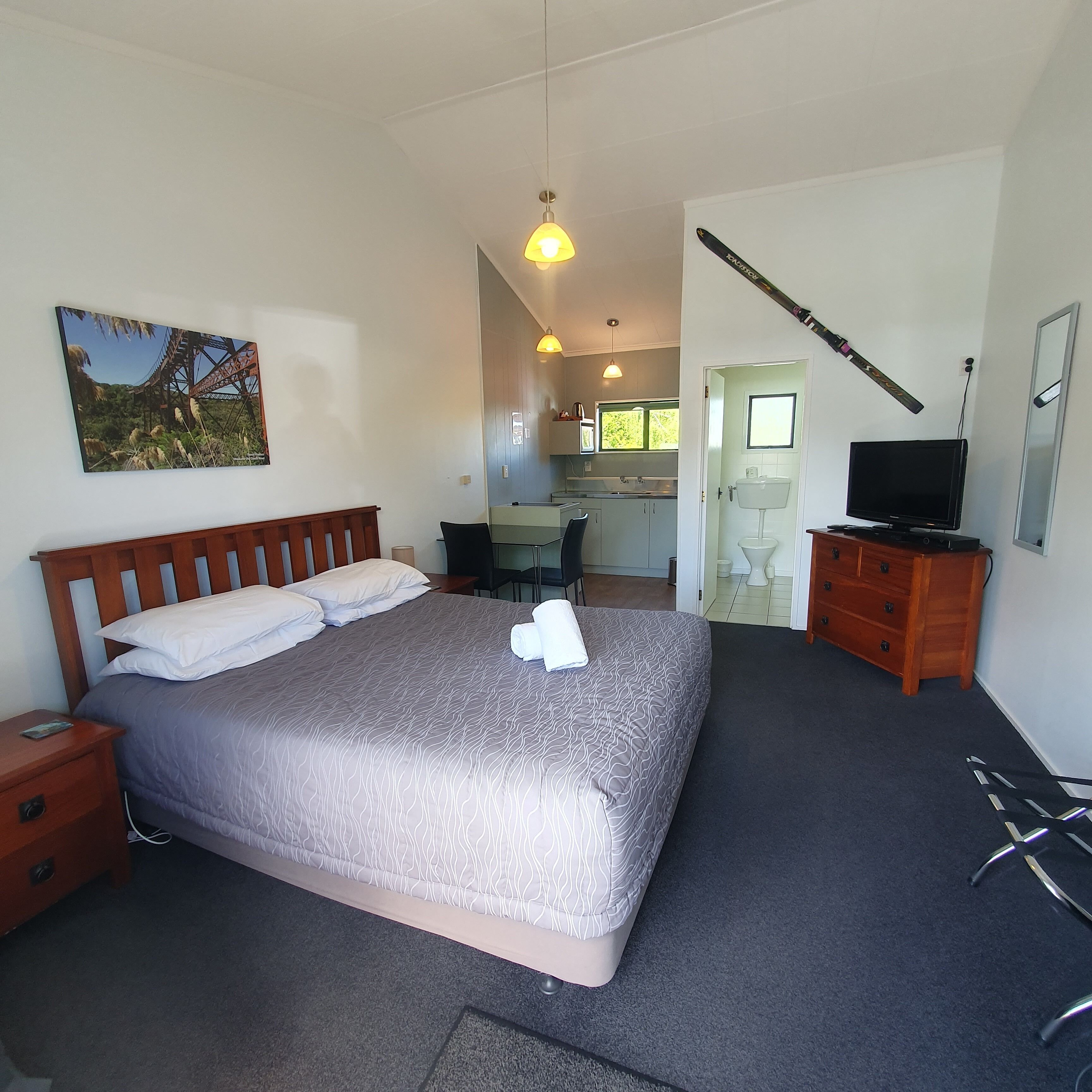 尊榮開放式客房, 1 張特大雙人床 (Prepaid) | 熨斗/熨衣板、免費無線上網、床單