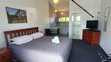 Premium King Studio - Prepaid | Iron/ironing board, free WiFi, bed sheets