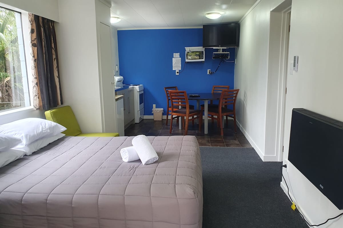 Tabla de planchar con plancha, wifi gratis y ropa de cama