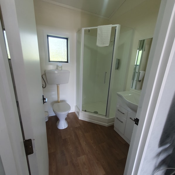 Studio with Mountain View - Prepaid | Bathroom | Shower, hair dryer, towels