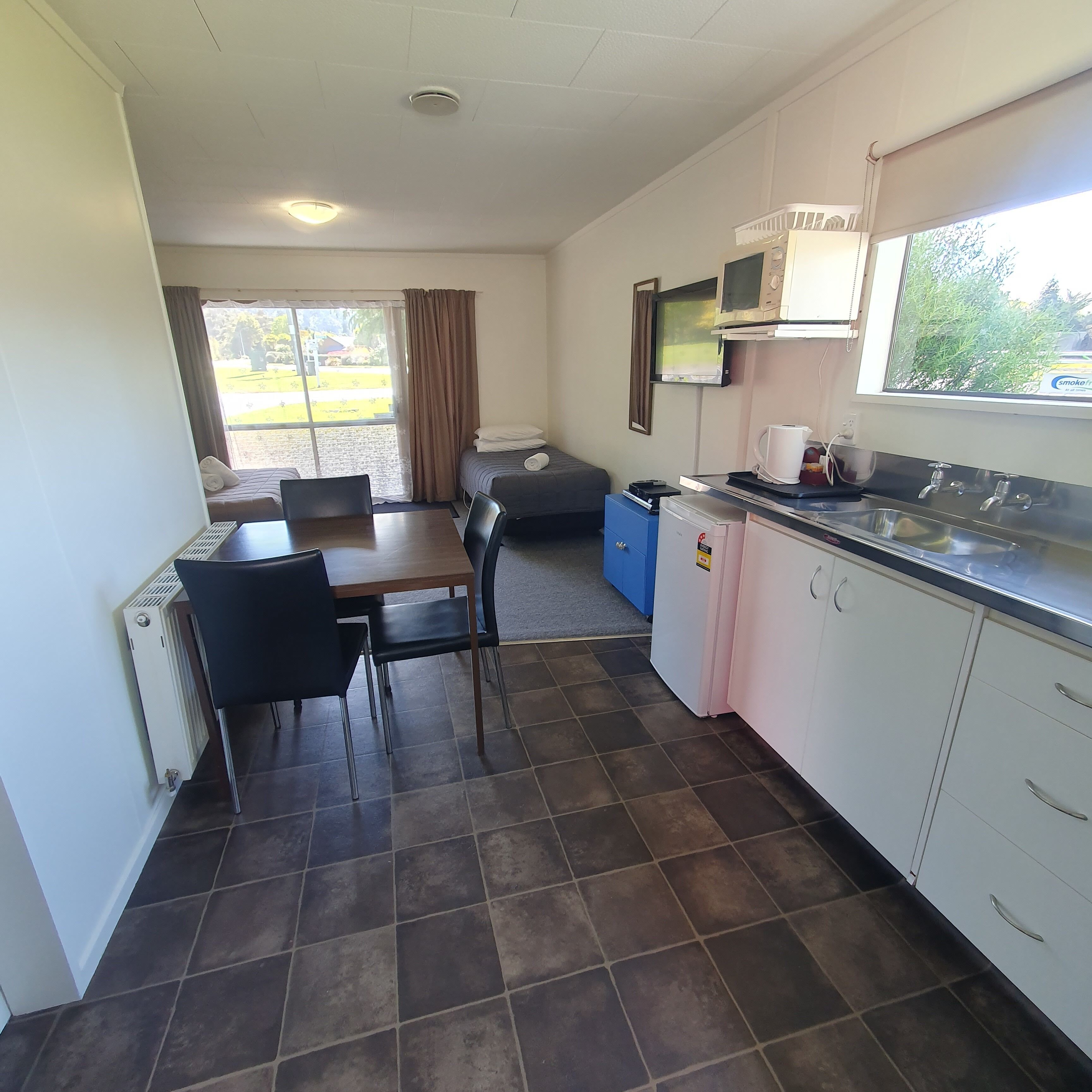Studio with Mountain View - Prepaid | Private kitchen | Microwave, electric kettle, toaster, cookware/dishes/utensils