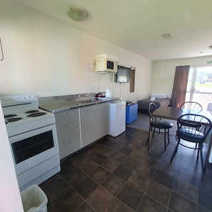 Estudio, vistas a la montaña (Prepaid) | Cocina privada | Microondas, hervidor eléctrico, tostadora y utensilios de cocina