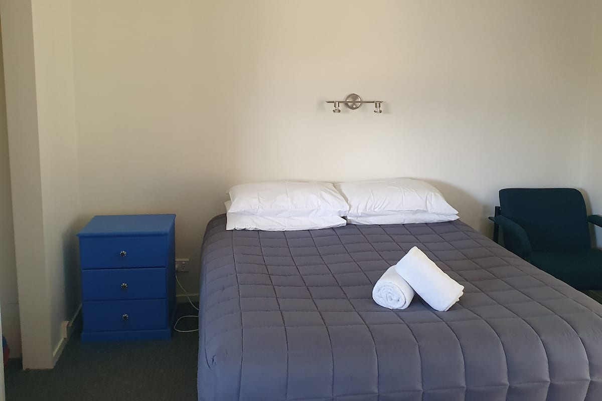 Tabla de planchar con plancha, wifi gratis y ropa de cama