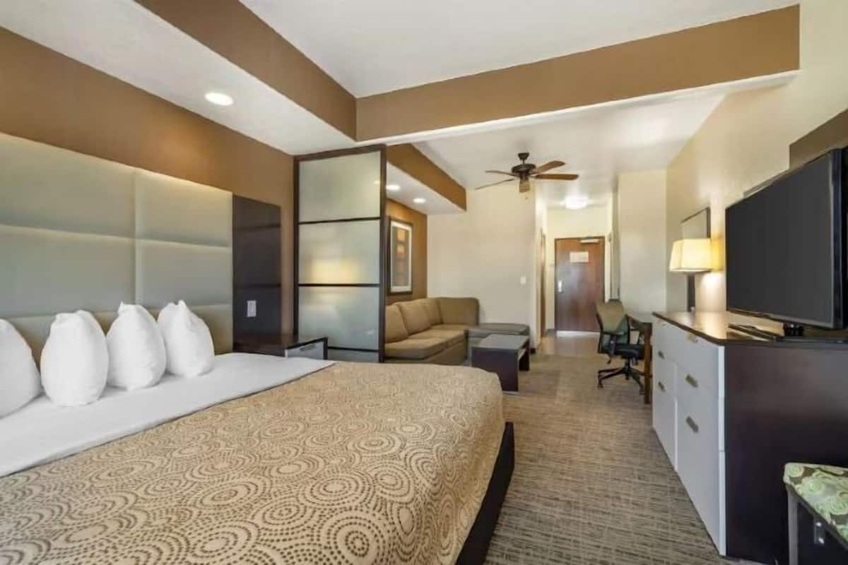 Pillowtop beds, in-room safe, desk, laptop workspace