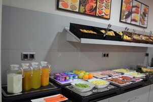 Desayuno buffet diario (EUR 6 por persona)