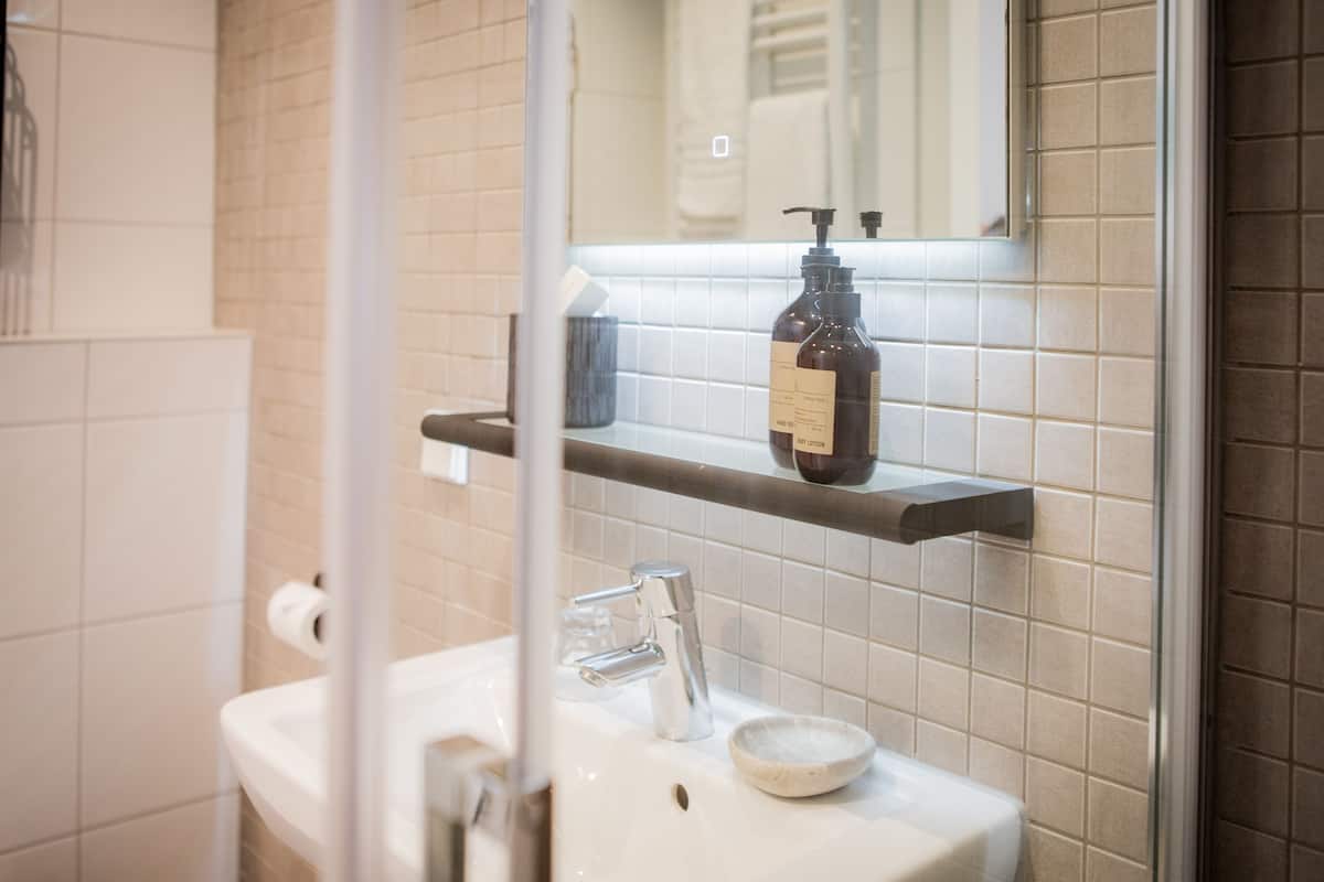 standard single room | bathroom | free toiletries, towels