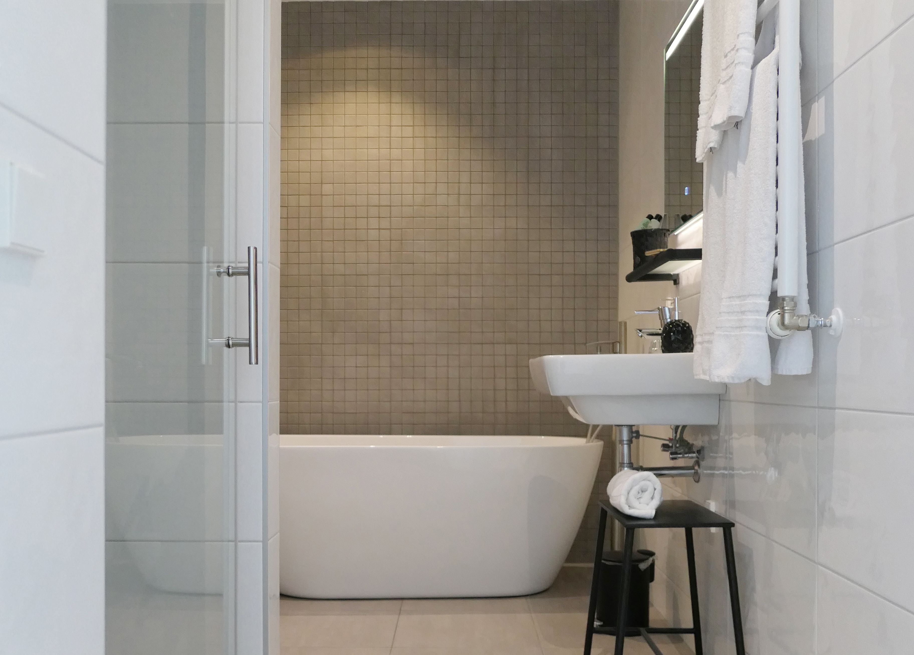 deluxe double room | bathroom | free toiletries, towels