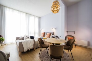 Junior Suite | Hypo-allergenic bedding, minibar, in-room safe, individually decorated - Stadsvilla Hotel Mozaic Den Haag (The Hague)