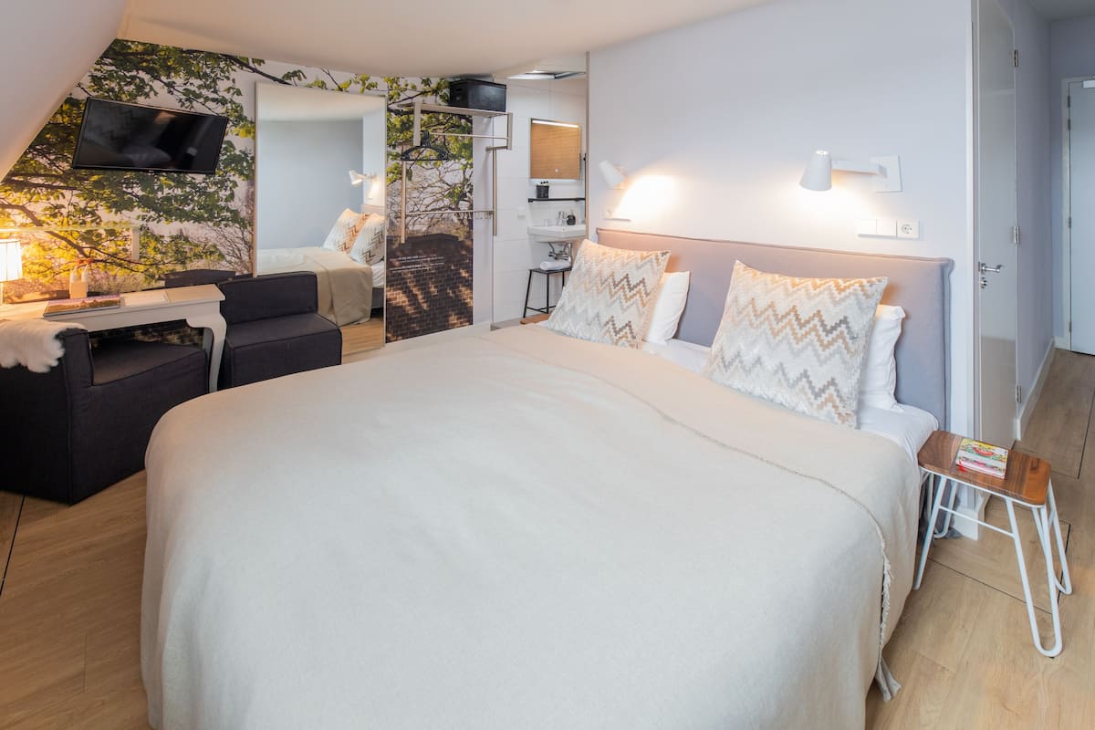 Superior tweepersoonskamer (Street side) | Hypoallergeen beddengoed, een minibar, een kluis op de kamer